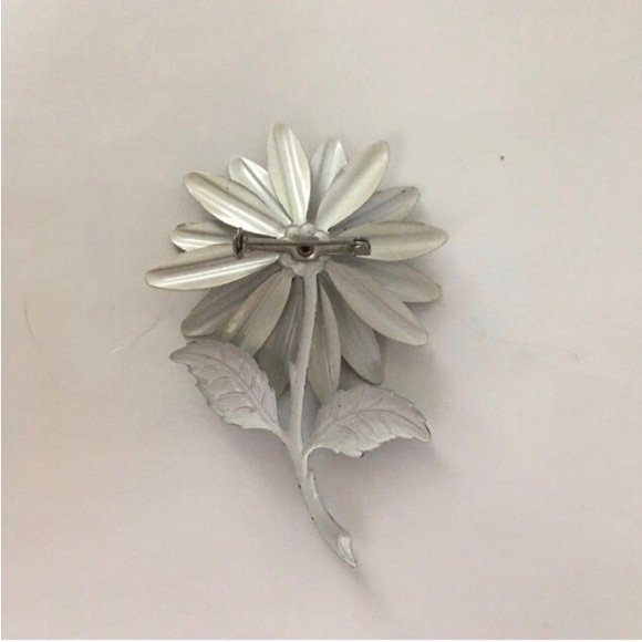 Vintage Metal Flower Brooch with Green Leaf - Picture 2 of 2